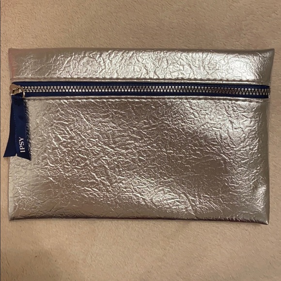 Ipsy Silver Makeup Bag - Brand New - Picture 2 of 4